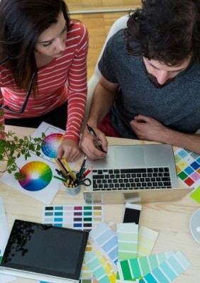 Una mujer y un hombre Trabajando en diseño al frente de un computador