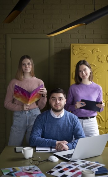 Grupo de tres personas Trabajando en diseño